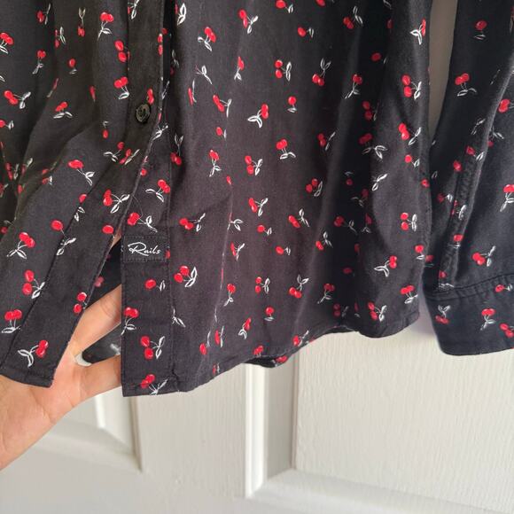 Rails Black Cherry Print Long Sleeve button-down Shirt Size XS Rayon Relaxed Fit - Picture 5 of 8